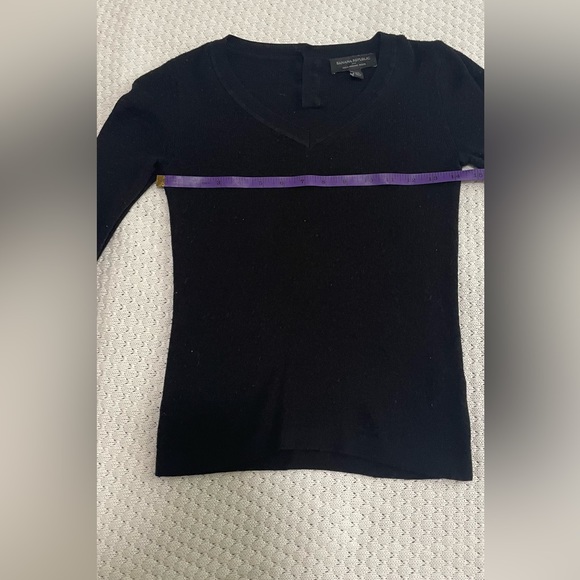 Banana Republic long sleeve v-neck black sweater - Picture 10 of 10